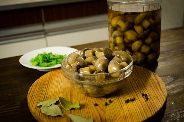 Маринованные шампиньоны с можжевельником