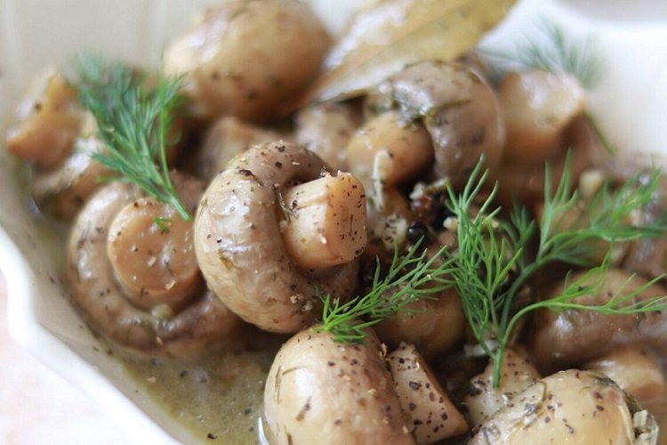 Шампиньоны, маринованные с вином и фенхелем