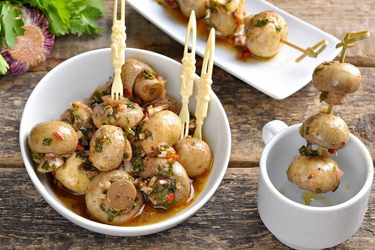 Маринованные шампиньоны с луком-шалотом и семенами укропа