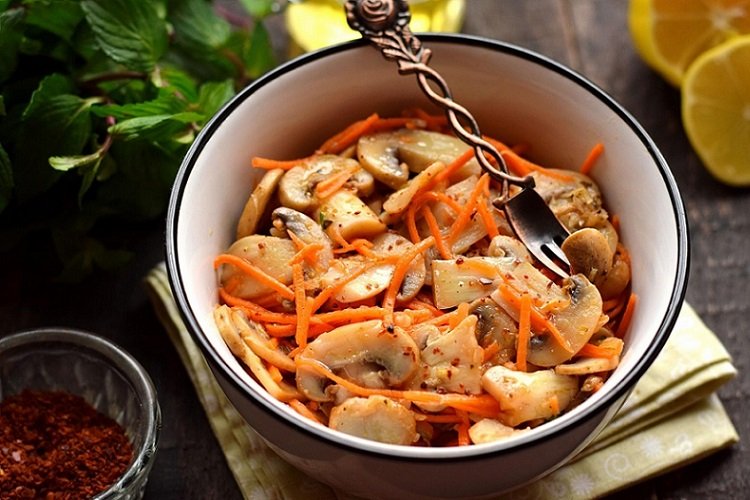 Маринованные шампиньоны с морковью