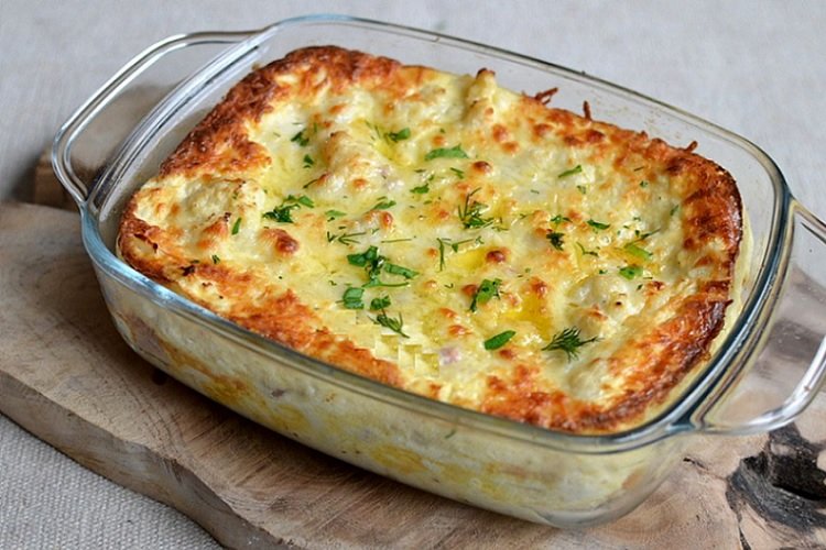 Запеканка из цветной капусты и копченой грудинки