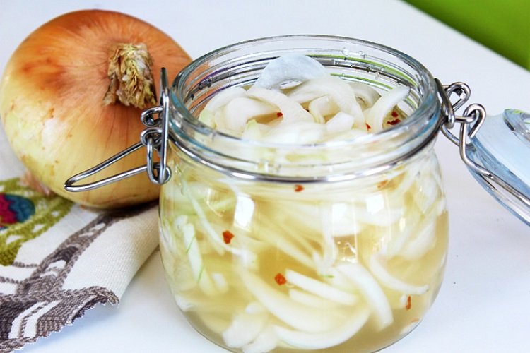 Маринованный лук с горчицей