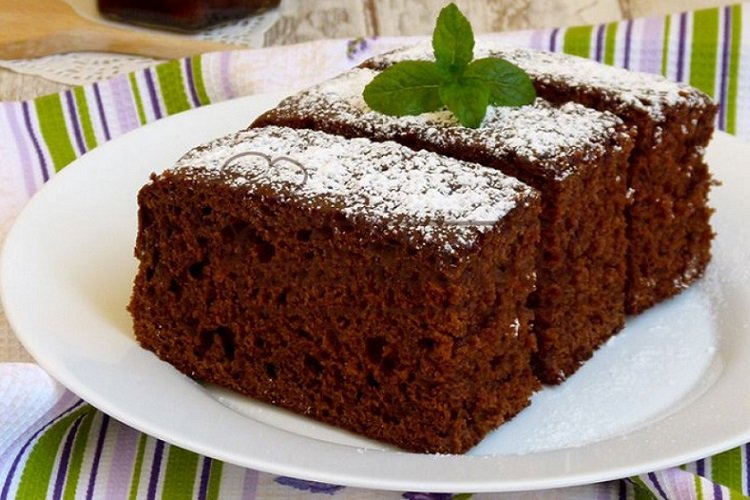 Шоколадный пирог на кефире с вареньем