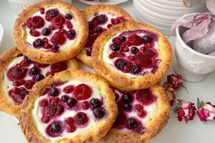 Ватрушки с творогом и ягодами