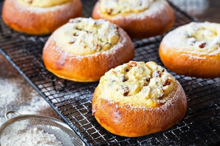 Ватрушки с творогом и изюмом