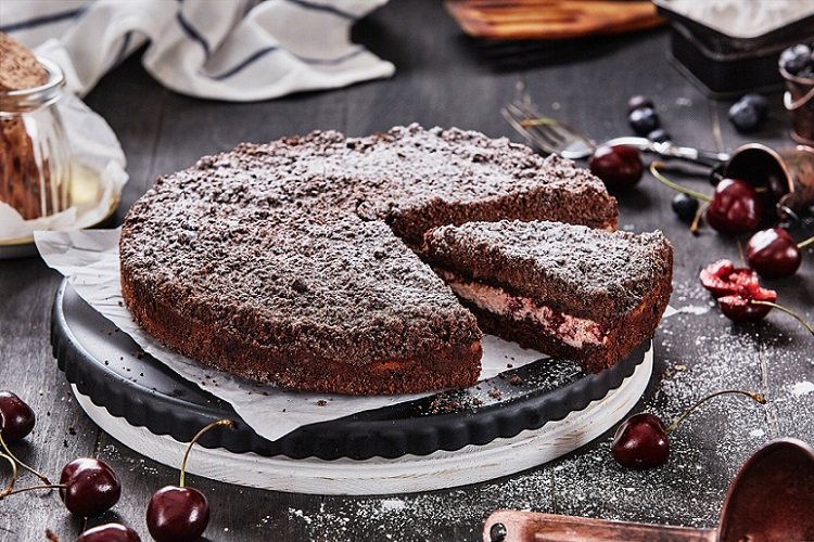Шоколадный пирог с творогом и вишней