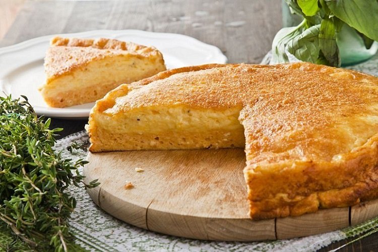 Соленый пирог с творогом на майонезе