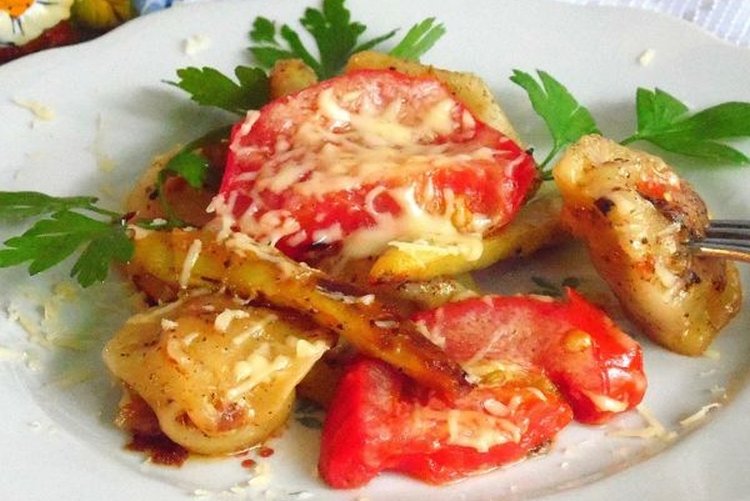 Жареные пельмени с сыром и помидорами