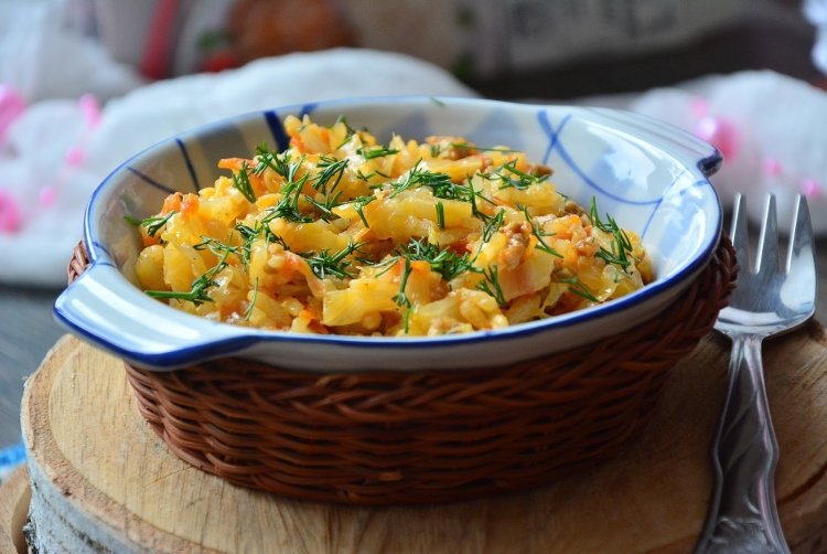 Плов с колбасками и капустой в мультиварке