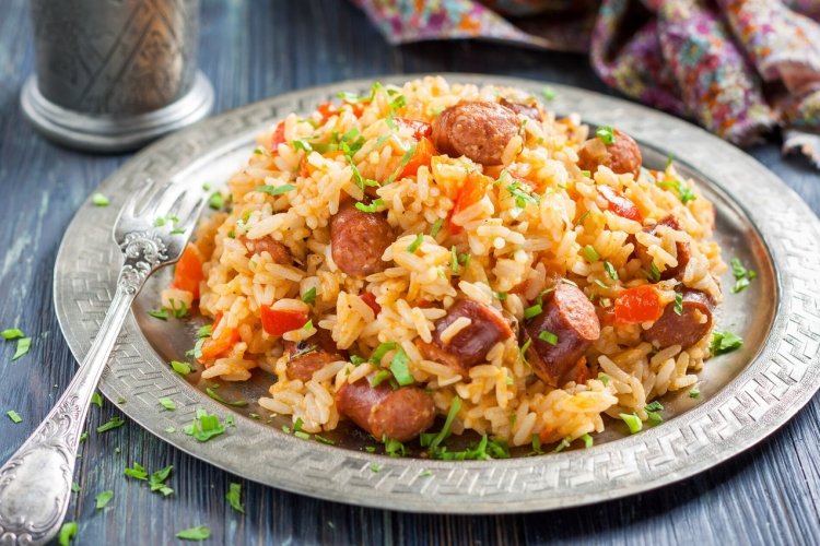 Плов с колбасками и сосисками в мультиварке