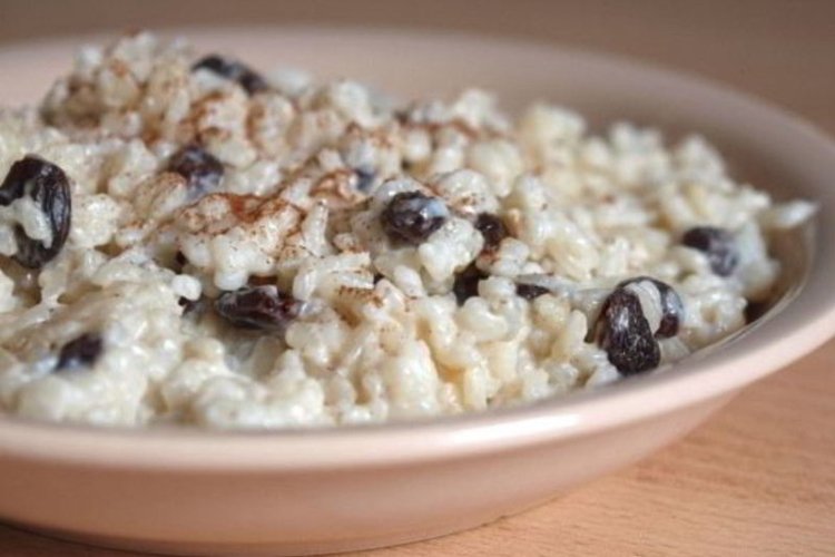 Сладкая рисовая каша с черносливом