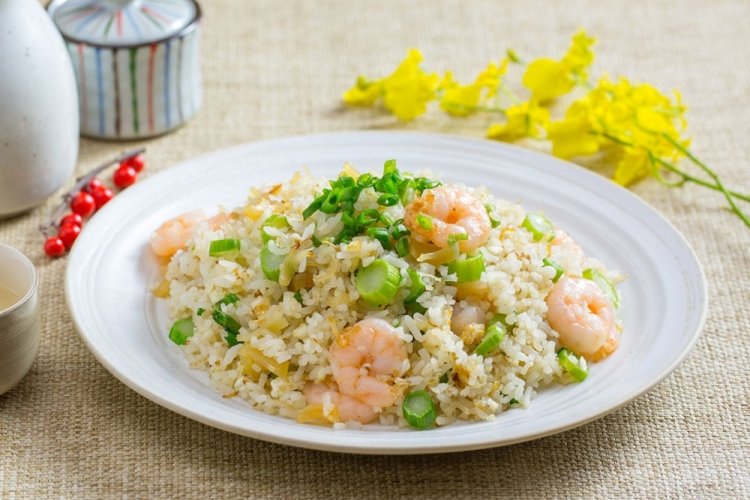 Рисовая каша с овощами и креветками