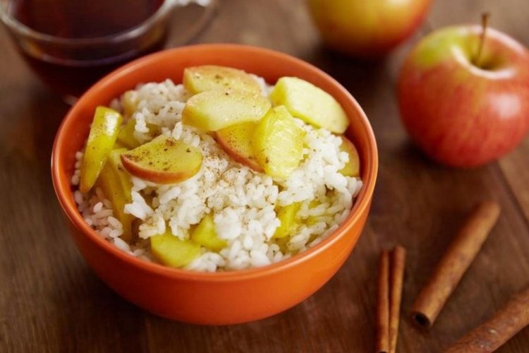 Рисовая каша с яблоками и корицей