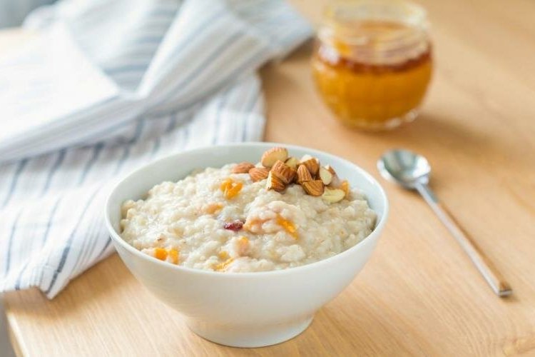 Молочная рисовая каша с медом и орехами