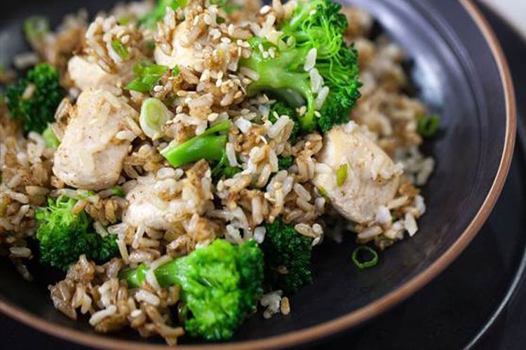 Рисовая каша с брокколи и курицей