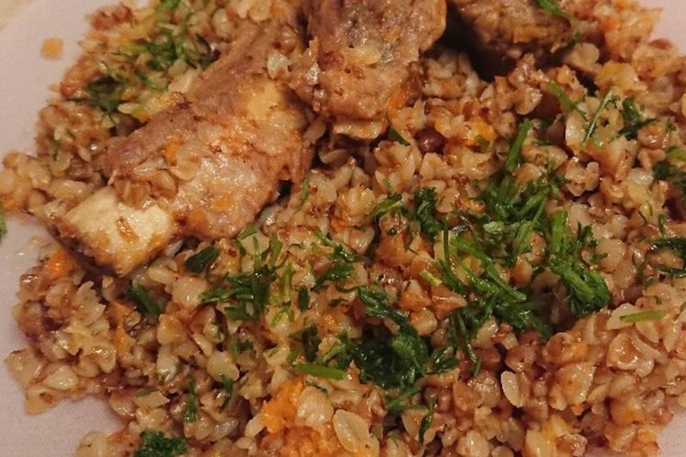 Гречка с копчеными ребрышками