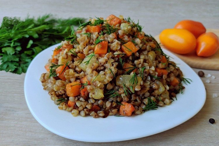 Гречка с помидорами и цукини