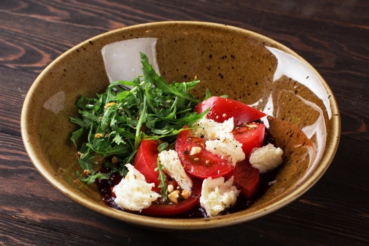 Овощной салат с сыром сулугуни и сухой аджикой