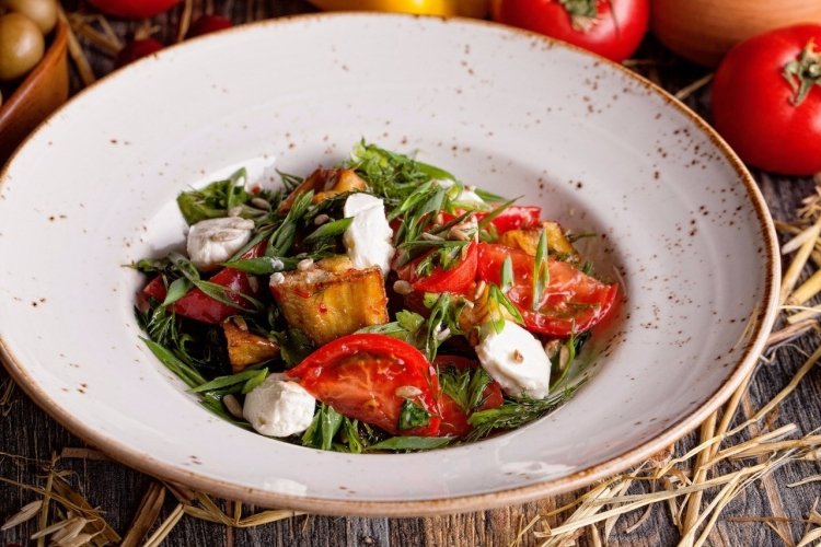 Грузинский салат с баклажанами и помидорами