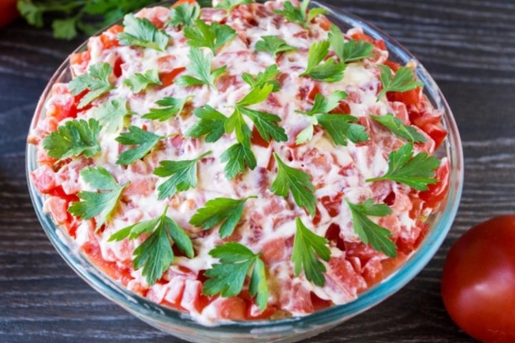 Слоеный салат с рыбными консервами