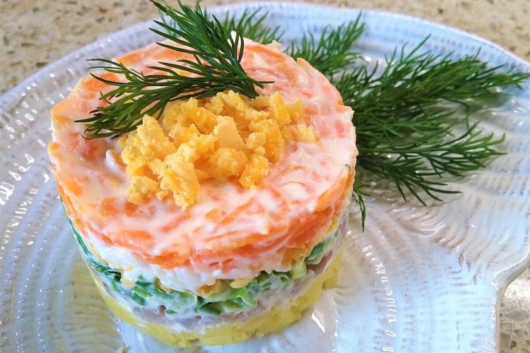 Слоеный салат из копченой скумбрии, картофеля и огурцов