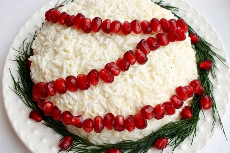 Слоеный салат «Гранатовые бусы»