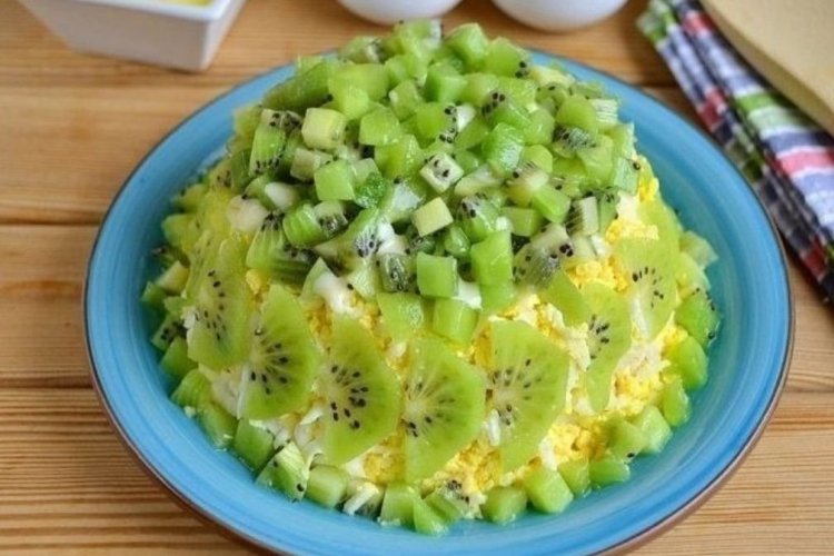 Слоеный салат с ветчиной, сыром и киви