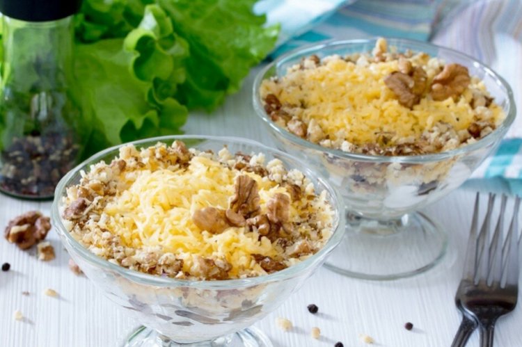 Слоеный салат с курицей, черносливом и орехами