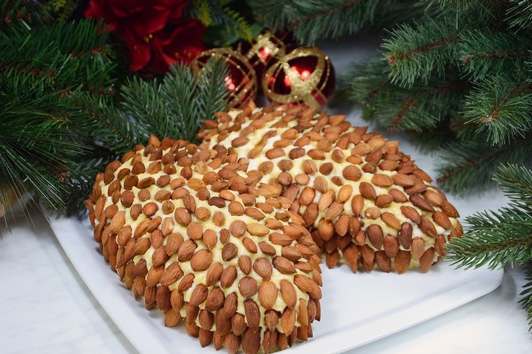 Слоеный салат «Сосновая шишка»