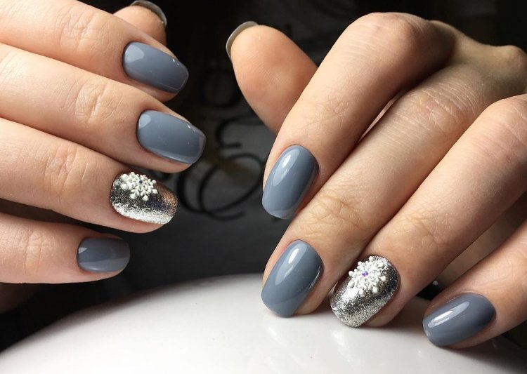 Серый маникюр на зиму 2021-2022