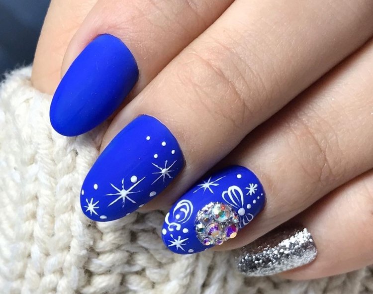 Маникюр в синих тонах 2021-2022