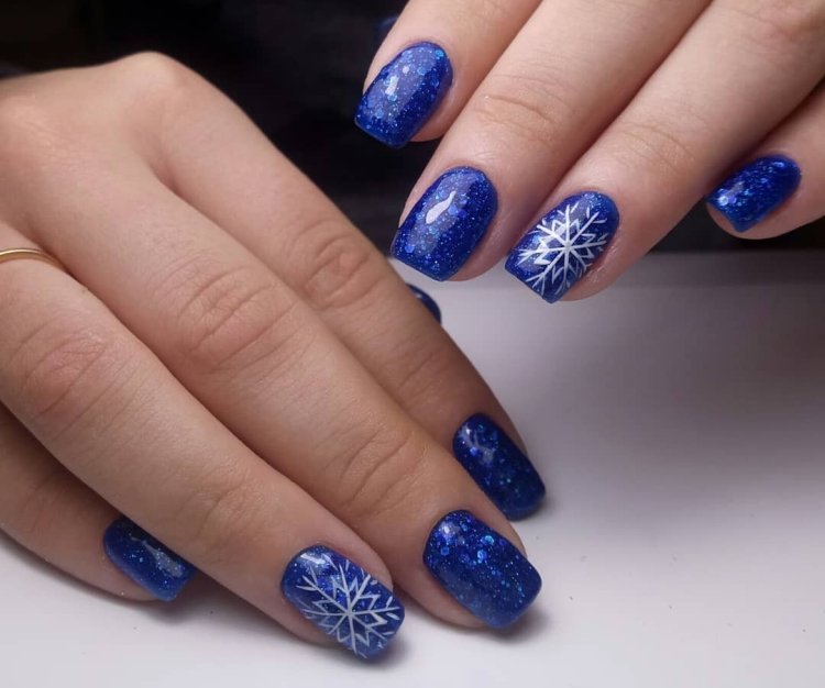 Маникюр в синих тонах 2021-2022