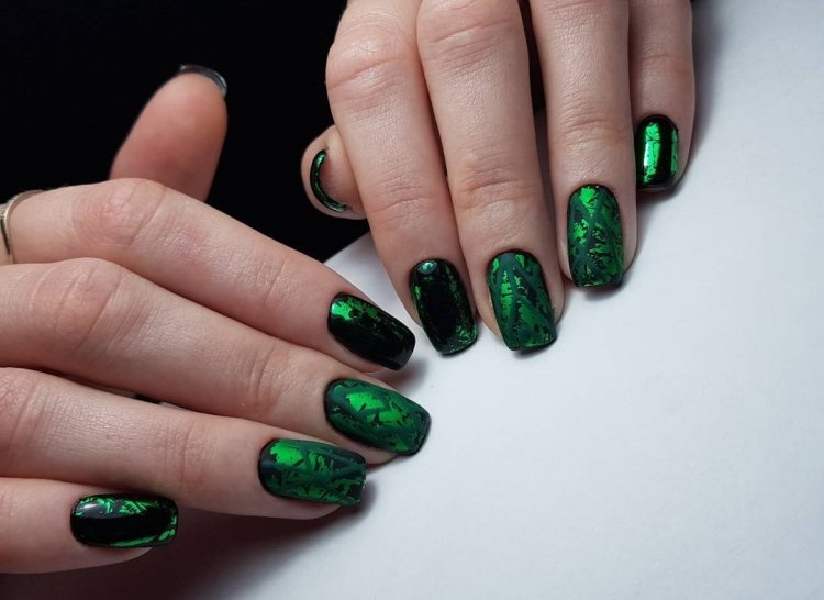 Зеленый маникюр на зиму