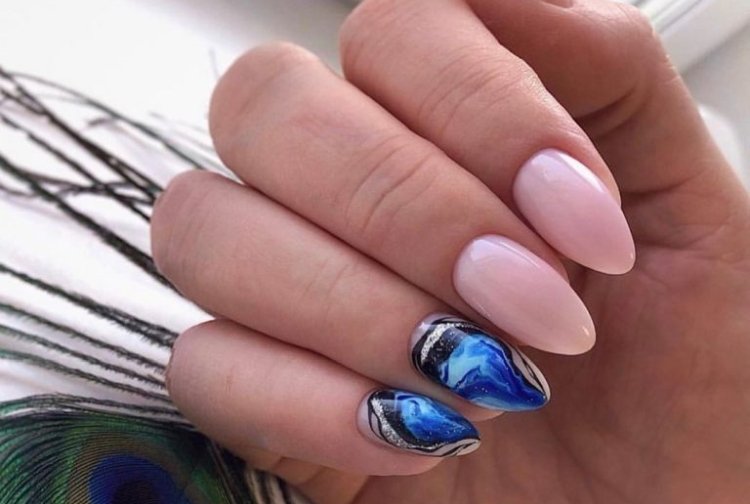 Абстрактный маникюр на зиму