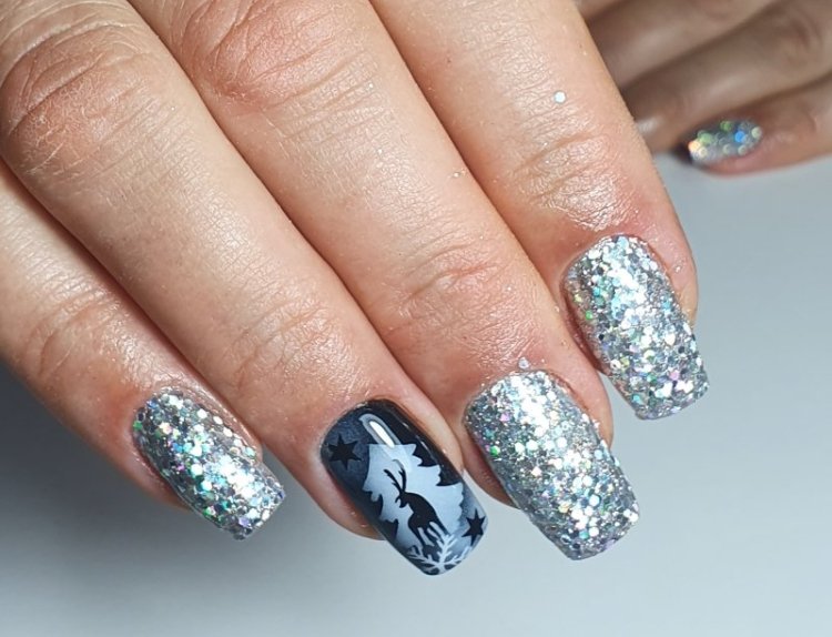 Серебристый маникюр на зиму