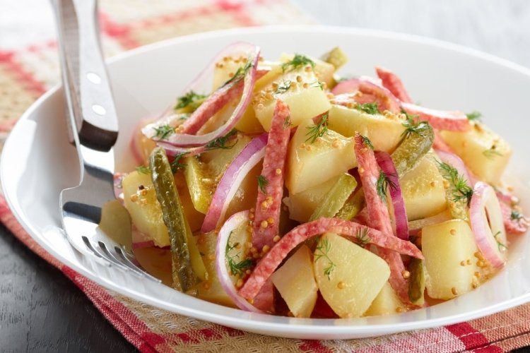 Немецкий салат из соленых огурцов, копченой колбасы и картошки