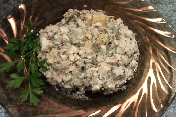 Салат с солеными огурцами и шпротами