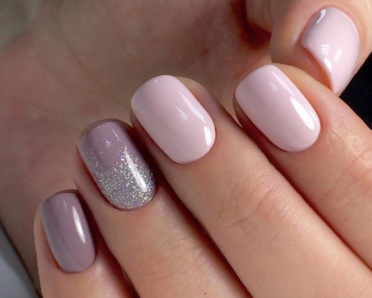 Нежный нюд на короткие ногти