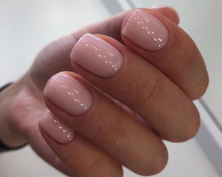 Нежный нюд на короткие ногти