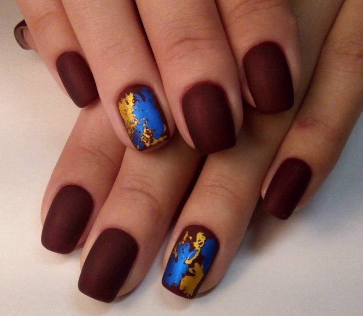 Маникюр с фольгой на короткие ногти