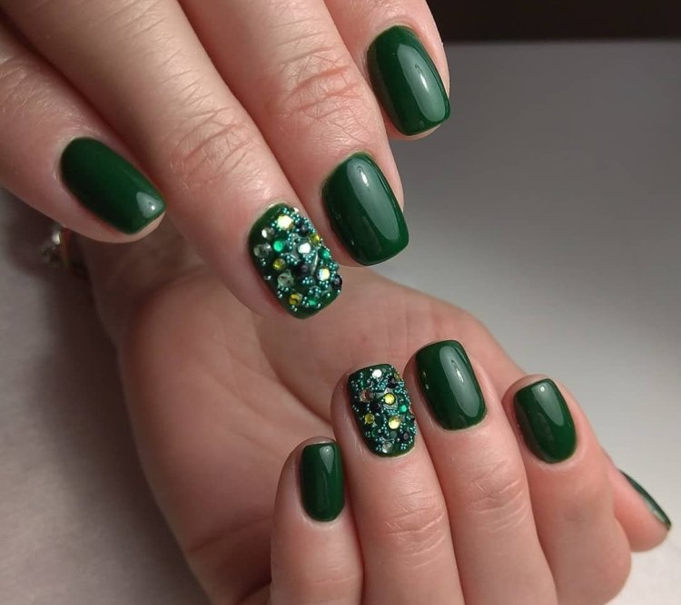 Маникюр на зиму в темных тонах