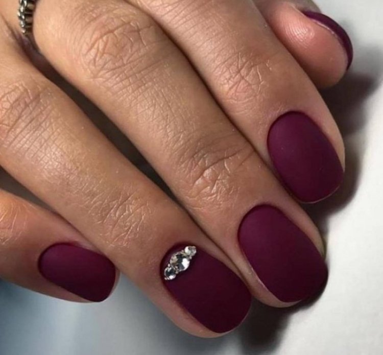 Маникюр на зиму в темных тонах