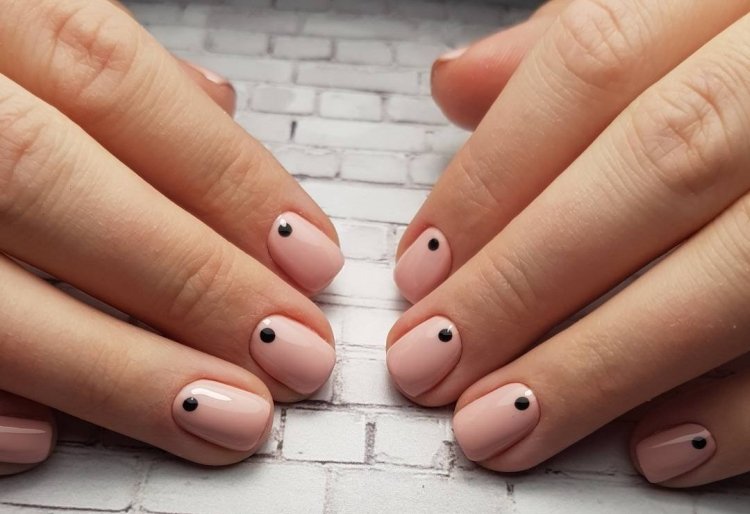 Точки в маникюре