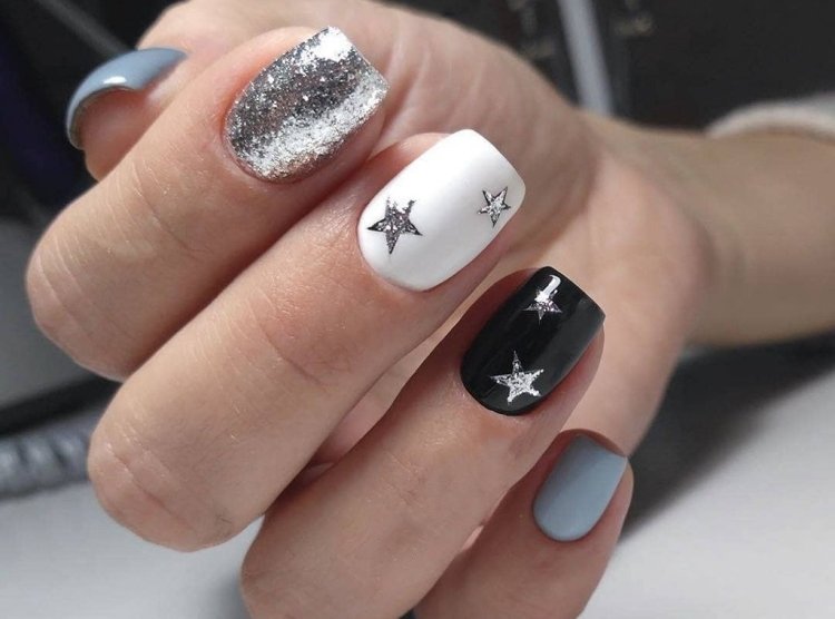Маникюр со звездами и снежинками