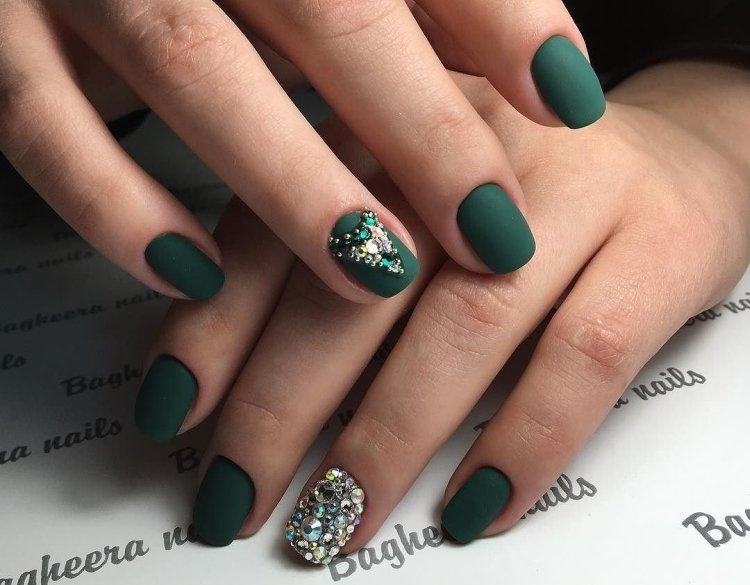 Зеленый маникюр на короткие ногти