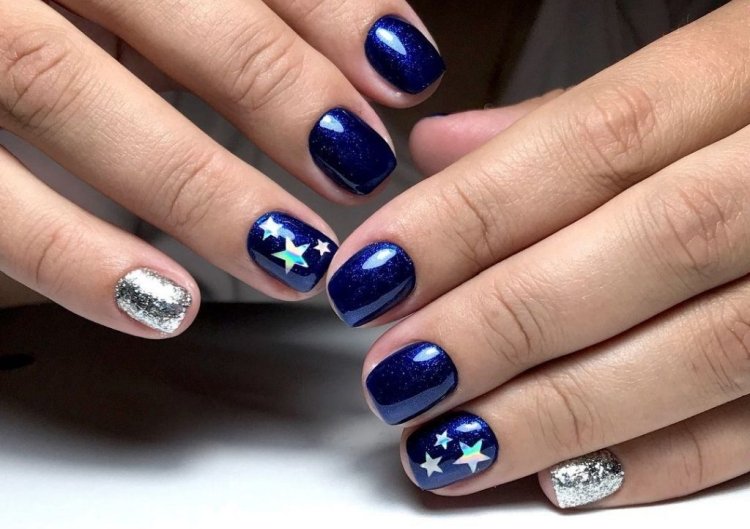 Синий маникюр на Новый год 2022