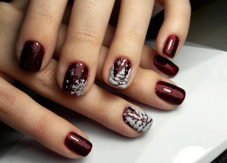 Темный новогодний маникюр на короткие ногти