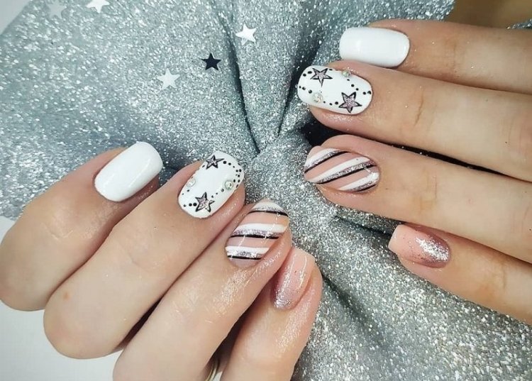 Белоснежный новогодний маникюр на короткие ногти