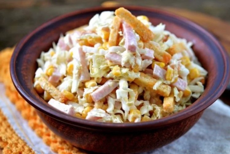 Салат с ветчиной, пекинской капустой и кириешками