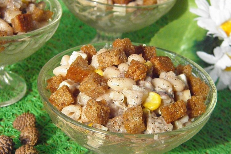 Салат со шпротами, фасолью и кириешками